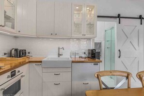 Cafeteira/chaleira, talheres/pratos/utensílios de cozinha