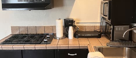 Frigorifero, microonde, macchina per tè/caffè, tostapane