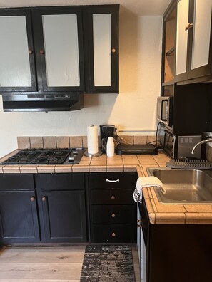 Refrigerador, microondas, cafetera y tetera y tostadora