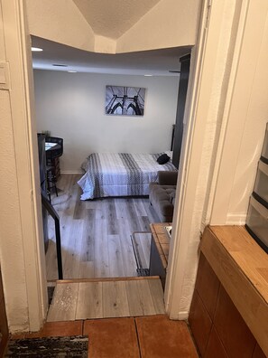 1 habitación, escritorio, tabla de planchar con plancha y wifi gratis