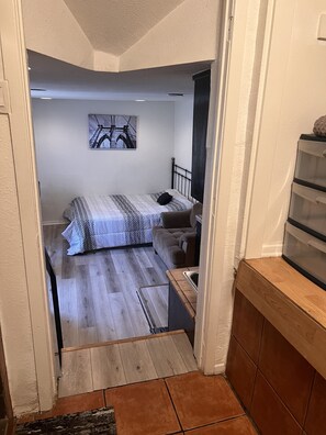 1 habitación, escritorio, tabla de planchar con plancha y wifi gratis