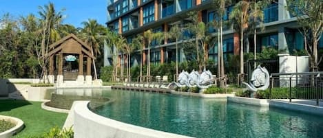 2 outdoor pools