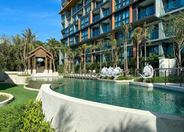 2 outdoor pools