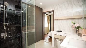 Departamento Confort, vista parcial al mar | Baño | Regadera, regadera con hidromasaje, amenidades de baño gratuitas