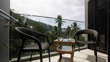 Apartemen Comfort, pemandangan laut terbatas | Balkon