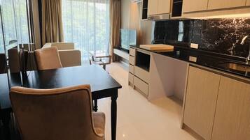 Apartemen Comfort, balkon, pemandangan laut terbatas | Dapur pribadi | Lemari es, microwave, kompor, dan mesin pembuat kopi/teh