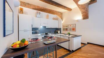 Familieleilighet, flere soverom (Charming Flat Next To Genoa's) | Eget kjøkken | Kjøleskap, mikrobølgeovn, ovn og kokeplater