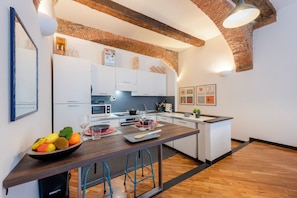 Familjelägenhet - flera sovrum (Charming Flat Next To Genoa's) | Eget kök | Kylskåp, mikrovågsugn, ugn och spishäll