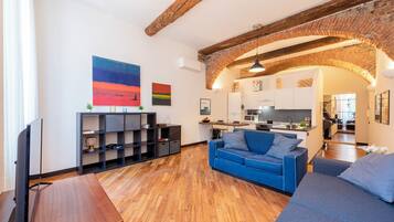Familieleilighet, flere soverom (Charming Flat Next To Genoa's) | Oppholdsområde | En 21-tommers Flatskjerm-TV med kabel-kanaler