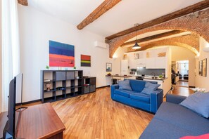 Appartement Familial, plusieurs chambres (Charming Flat Next To Genoa's) | Coin séjour | Télévision à écran plat de 21 pouces avec chaînes par câble