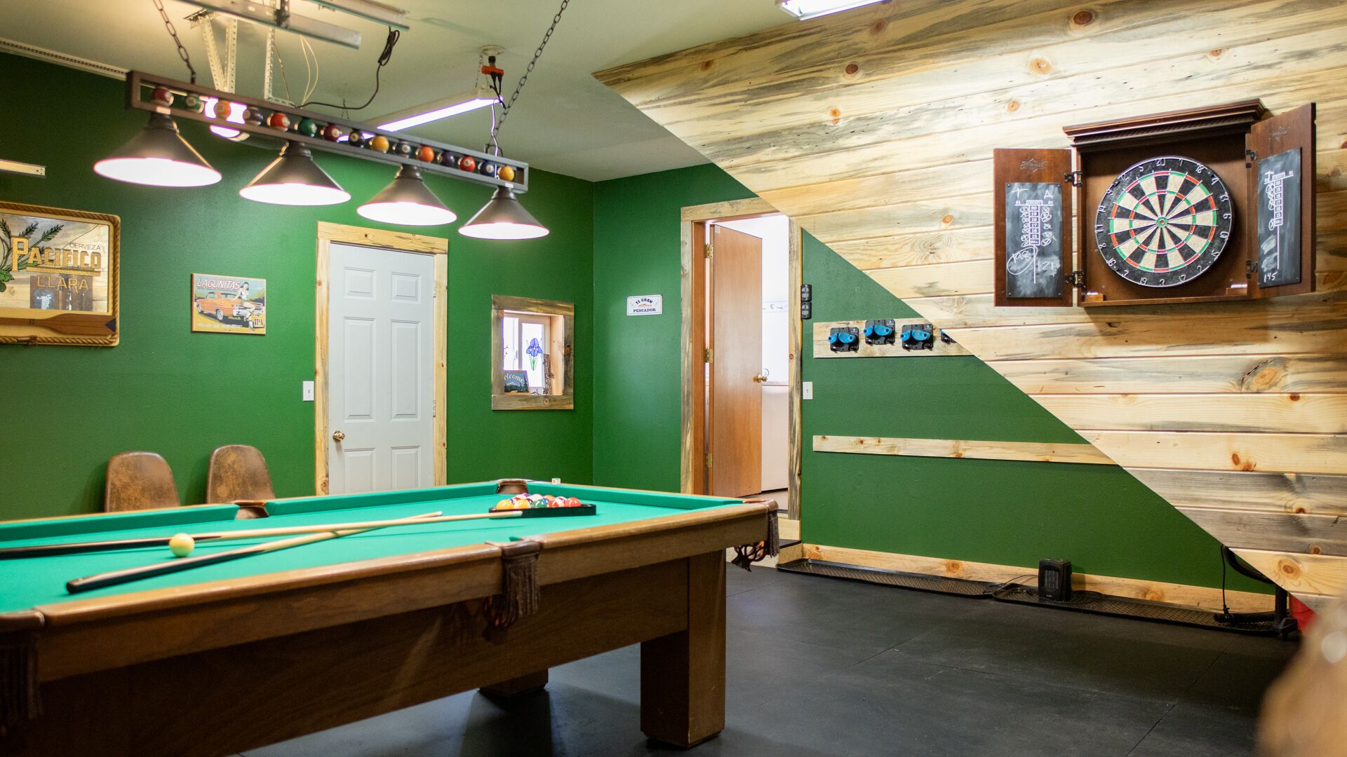 The whole group will enjoy this centrally located private lodge in Welches . 
