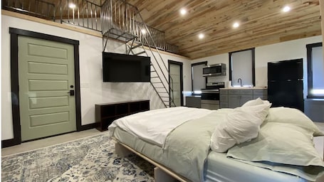 1 bedroom, iron/ironing board, free WiFi, bed sheets. Renovated Cabin between Yellowstone and Big Horn Mountains- Fiber Internet