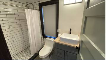 Haartrockner, Handtücher, Seife, Shampoo