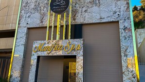 Ein Spa-Gebäude mit Marmorfassade, einem Schild mit der Aufschrift 'Marifica Spa' und einem Logo über dem Eingang.