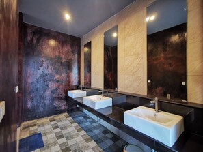 Phòng tập thể, phòng tập thể nam và nữ, không hút thuốc, quang cảnh sân vườn | Phòng tắm | Buồng tắm vòi sen, vòi sen phun mưa, máy sấy tóc, khăn tắm 