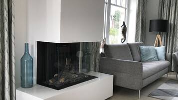 Smart-TV, Kamin, Stereoanlage