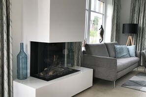 Smart TV, fireplace, stereo