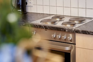 Réfrigérateur, micro-ondes, plaque de cuisson, lave-vaisselle