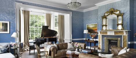 Una Smart TV, una chimenea, libros, un reproductor estéreo