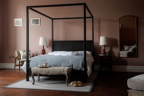 8 bedrooms, desk, iron/ironing board, travel cot