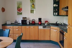 Kylskåp, mikrovågsugn, ugn och spishäll