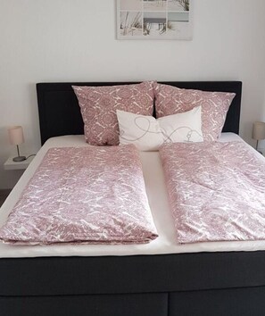 2 عدّة غرف نوم ومكواة/لوح كي