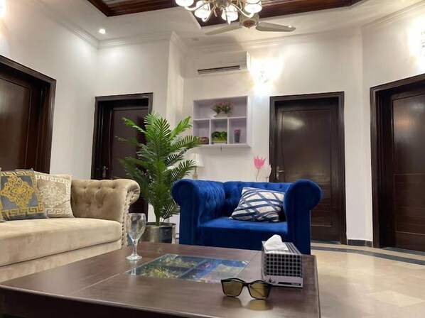 Lobby sitting area - Shelton Mellton Lodges (Islamabad)