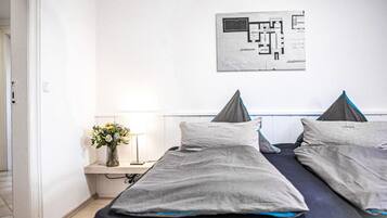 2 bedrooms, iron/ironing board, internet, bed sheets