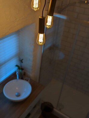 Hair dryer, towels, soap, shampoo - Luxury Cosy Cottage In Magical Bibury (Bibury)