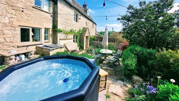 Terrace/patio - Luxury Cosy Cottage In Magical Bibury (Bibury)