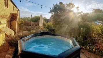 Outdoor spa tub