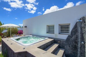 Outdoor spa tub - Holiday home in Playa Blanca (Playa Blanca)