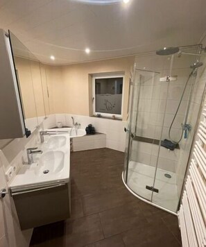 Shower, hair dryer, towels - Nice apartment in Himmelkron (Himmelkron)