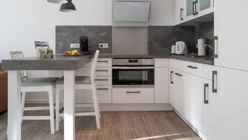 Refrigerador, horno, parrilla de estufa y lavavajillas