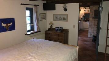 2 bedrooms, travel crib, free WiFi, bed sheets