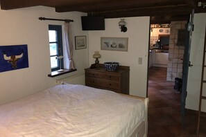 2 bedrooms, travel crib, free WiFi, bed sheets