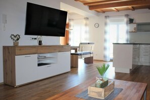 TV, caminetto, tavolo da calcetto, tavolo da ping pong