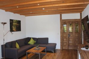 Smart-TV, Kamin, Tischtennisplatte