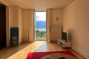 Interior - La Vigneronne, uitzicht op het meer (Arleheim)