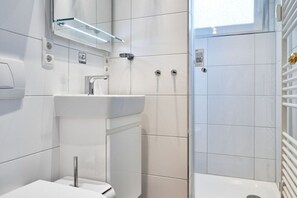 Dusj, hårføner og håndklær