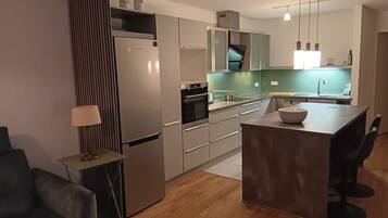 Kühlschrank, Mikrowelle, Ofen, Herdplatte