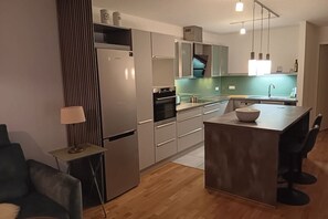 Frigorífico, microondas, horno y placa de cocina