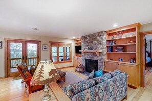 TV, fireplace, computer monitors, printers