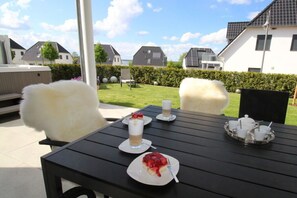 Outdoor dining - Haus Seeblick Modern retreat (Göhren-Lebbin)