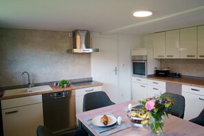 Fridge, oven, stovetop, dishwasher