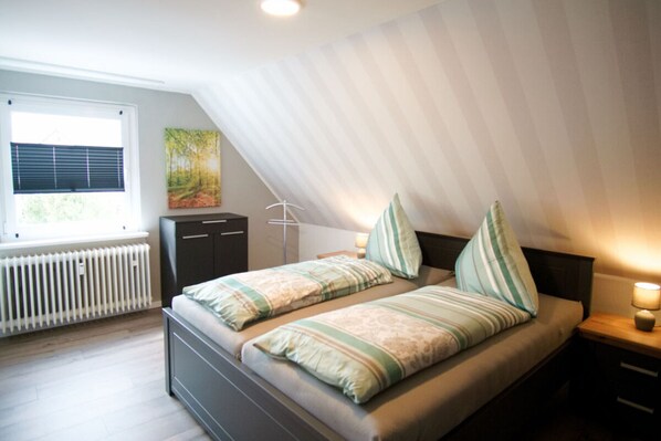 2 Schlafzimmer, Bügeleisen/Bügelbrett