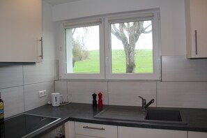 Kjøleskap, mikrobølgeovn, ovn og kokeplater