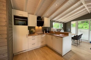 Microwave, dining tables - Holiday home in Willingen-Neerdar (Willingen-Neerdar)