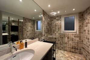 Shower, towels - Welcoming holiday home in Hyeres (HYERES)