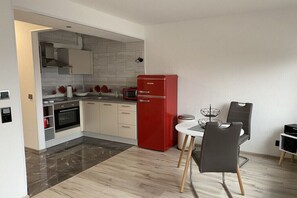 ثلاجة، ميكروويف، فرن، موقد طهي مسطح